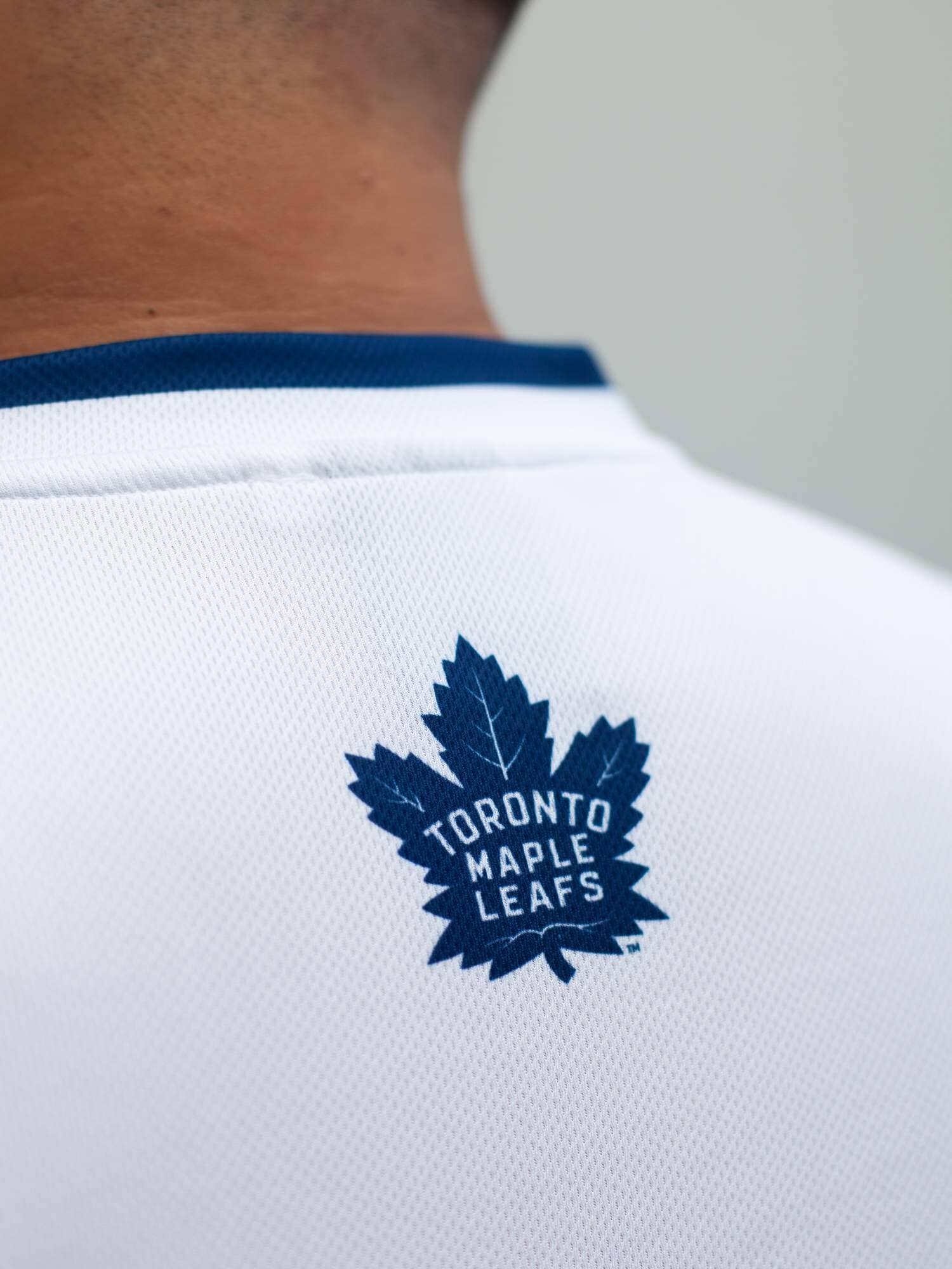 Toronto_Maple_Leafs_Away_Hockey_Tank_-_Back_-_Life1.jpg